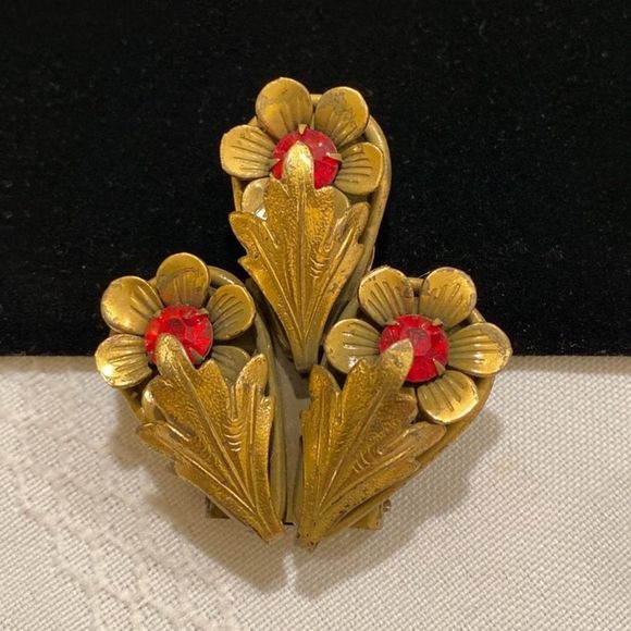 Vintage Brass And Rhinestone Flower Sweater Clip - Picture 4 of 11